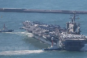 Tàu sân bay Mỹ USS Nimitz tới căn cứ hải quân ở Busan, ngày 2-4-2023. Ảnh: YONHAP/TTXVN