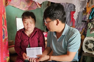 Phóng viên Báo SGGP trao 20 triệu đồng bạn đọc giúp chị Nguyễn Thị Sinh