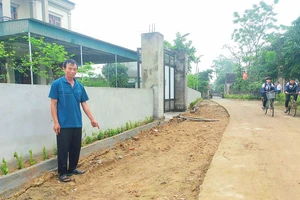 Ông Nguyễn Xuân Lý tại diện tích đất hiến để mở rộng đường giao thông