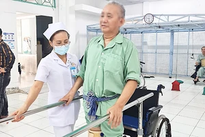 Bệnh nhân L.V.P. (60 tuổi, ngụ TPHCM) đang tập vật lý trị liệu tại Bệnh viện Phục hồi chức năng - điều trị bệnh nghề nghiệp TPHCM