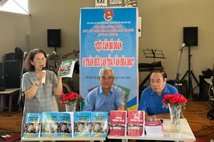TS Quách Thu Nguyệt giới thiệu những ấn phẩm mà Ban liên lạc cựu cán bộ Đoàn Thanh niên Việt Nam phía Nam đã thực hiện