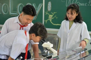 Học sinh các trường THCS trên địa bàn quận 1, quận 3 tìm hiểu Trường THPT Lê Quý Đôn (quận 3)