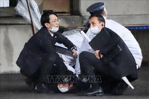 Cảnh sát bắt giữ kẻ ném bom khói vào Thủ tướng Fumio Kishida tại Wakayama, Nhật Bản, ngày 15-4-2023. Ảnh: AFP/TTXVN