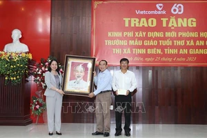 Phó Chủ tịch nước Võ Thị Ánh Xuân trao hình Bác cho thị xã Tịnh Biên (An Giang). Ảnh: TTXVN