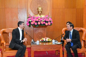 Chủ tịch UBND TPHCM Phan Văn Mãi tiếp ông Philipp Rosler, Lãnh sự danh dự Việt Nam tại Thụy Sĩ. Ảnh: VIỆT DŨNG