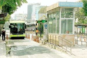 Nhà chờ xe buýt xây mới thu hút người dân tăng cường sử dụng xe buýt