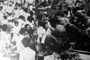 Nhân dân Sài Gòn - Gia Định đón mừng Quân Giải phóng ngày 30-4-1975. Ảnh: TƯ LIỆU