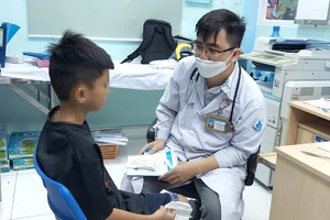 Bác sĩ Bệnh viện Nhi đồng 1 đang thăm khám cho trẻ mắc hội chứng TIC