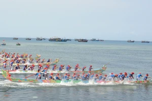 Hàng nghìn người dân, du khách đổ về đảo Lý Sơn xem Hội đua thuyền tứ linh