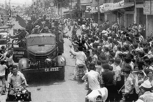 Nhân dân Sài Gòn đổ ra đường hoan hô bộ đội Giải phóng. Ảnh: TƯ LIỆU