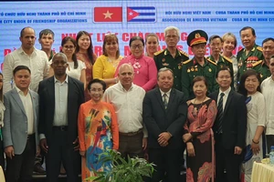 Đoàn đại biểu cấp cao Đảng Cộng sản Cuba chụp ảnh lưu niệm với lãnh đạo Liên hiệp các tổ chức hữu nghị TPHCM