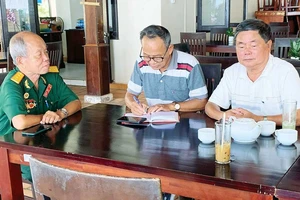 Từ trái qua phải: Đại tá, nhà văn Đỗ Viết Nghiệm, nhà báo Trịnh Phi Long và Trung tướng Châu Văn Mẫn thảo luận về việc dựng bia tưởng niệm, ghi danh các di tích