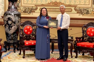 Phó Chủ tịch UBND TPHCM Võ Văn Hoan trao tặng quà lưu niệm cho bà Elisa Fernandez Saenz. Ảnh: THANH HẰNG