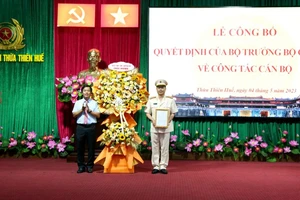 Ông Nguyễn Văn Phương, Chủ tịch UBND tỉnh Thừa Thiên Huế tặng hoa chúc mừng Đại tá Nguyễn Hữu Thiên, tân Phó Giám đốc Công an tỉnh này
