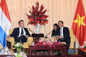 Chủ tịch UBND TPHCM Phan Văn Mãi tiếp Thủ tướng Đại Công quốc Luxembourg Xavier Bettel. Ảnh: VIỆT DŨNG 