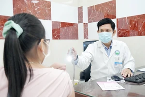 Bác sĩ Đoàn Văn Lợi Em thăm khám, tư vấn cho bệnh nhân tại Bệnh viện Da liễu TPHCM 