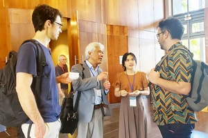 GS Nguyễn Minh Thọ (thứ hai từ trái sang) trao đổi với các học viên tham dự Hội nghị Quốc tế Hóa học lý thuyết và tính toán ở TP Quy Nhơn, tỉnh Bình Định tháng 2-2022