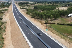 Cao tốc Nha Trang - Cam Lâm đã cơ bản hoàn thành chờ ngày thông xe