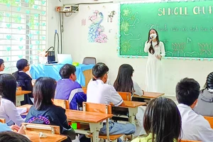 Cô trò lớp 11 Trường THPT Võ Văn Kiệt (quận 8, TPHCM) trong một giờ trên lớp. Ảnh: THU TÂM
