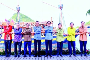 Thủ tướng Phạm Minh Chính cùng các lãnh đạo ASEAN chụp ảnh chung tại phiên họp của hội nghị. Ảnh: TTXVN
