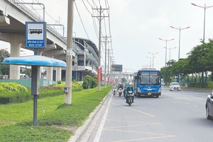 Điểm đón xe buýt bên cạnh tuyến metro số 1 (Bến Thành - Suối Tiên), TP Thủ Đức, TPHCM. Ảnh: HOÀNG HÙNG