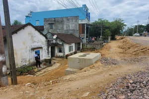 Nhiều nhà dân ở xã Tây Giang (huyện Tây Sơn, tỉnh Bình Định) bị biến thành... hầm
