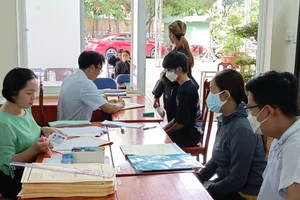 Học sinh nộp hồ sơ xét tuyển tại Trung tâm Giáo dục thường xuyên Chu Văn An (quận 5, TPHCM) 