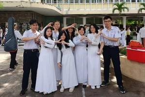 Lễ tri ân nhiều cảm xúc của hơn 900 học sinh Trường THPT chuyên Trần Đại Nghĩa