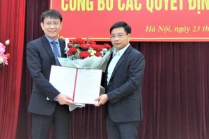 Bộ trưởng Bộ GTVT Nguyễn Văn Thắng trao quyết định bổ nhiệm ông Lê Đỗ Mười giữ chức Cục trưởng Cục Hàng hải Việt Nam