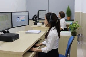Nhân viên tổng đài Call Center của Công ty Cổ phần Cấp nước Phú Hòa Tân tiếp nhận và hỗ trợ xử lý thông tin cho khách hàng