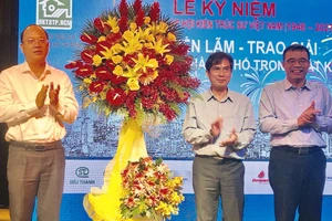 Phó Bí thư Thành ủy TPHCM Nguyễn Hồ Hải tặng hoa chúc mừng Hội Kiến trúc sư TPHCM. Ảnh: QUỐC HÙNG
