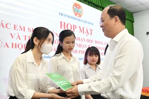 Phó Bí thư Thành ủy TPHCM Nguyễn Hồ Hải trao học bổng cho học sinh, sinh viên. Ảnh: VIỆT DŨNG 