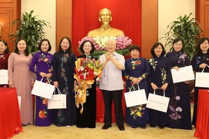 Tổng Bí thư Nguyễn Phú Trọng tặng quà các nữ đại biểu Quốc hội. Ảnh: VIẾT CHUNG