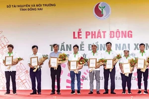 Bà Nguyễn Thu Thủy (Phó GĐ Đối ngoại Vedan) nhận hoa và thư cảm ơn của lãnh đạo UBND tỉnh Đồng Nai, lãnh đạo Sở TN-MT trao tặng các doanh nghiệp có nhiều đóng góp tích cực trong công tác bảo vệ môi trường tại buổi lễ