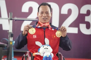 Lê Văn Công giành 2 HCV cử tạ hạng cân dưới 49 kg nam. Ảnh: NAM TRUNG