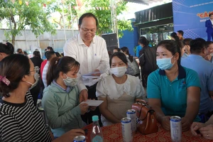 Phó Bí thư Thành ùy TPHCM Nguyễn Hồ Hải trao quà cảm ơn người lao động
