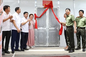 Đại diện Bộ Công an, tỉnh Hà Tĩnh và đơn vị đồng hành thực hiện lễ khánh thành nhà mới
