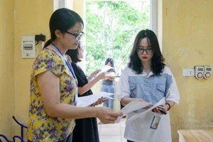 Thí sinh làm thủ tục dự thi tại Trường THPT Đoàn Kết, quận Hai Bà Trưng, Hà Nội, chiều 27-6. Ảnh: VIẾT CHUNG