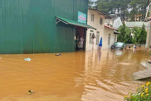Đường trong khu dân cư Hoàng Diệu, phường 5, TP Đà Lạt bị ngập sâu sau trận mưa lớn
