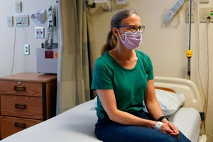 Bệnh nhân Kathleen Jade tiêm liều vaccine ung thư vú thử nghiệm thứ 3 tại Trung tâm y tế Đại học Washington - Montlake ở Seattle (Mỹ), ngày 30-5. Ảnh: AP