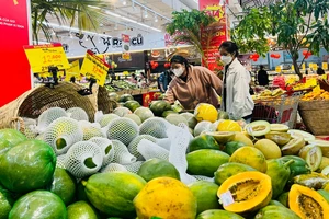 Khách chọn mua trái cây tại Go! Gò Vấp cuối tháng 6-2023