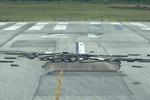 Hình ảnh đường băng sân bay Vinh bị hư hỏng