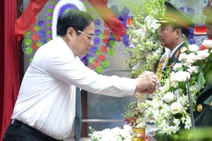 Thủ tướng Phạm Minh Chính cùng đoàn cán bộ Chính phủ viếng lễ tang đồng chí Lê Phước Thọ 