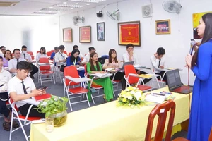 Nguyễn Hoàng Tiên tập huấn công tác hướng nghiệp-tuyển sinh. Ảnh: NVCC