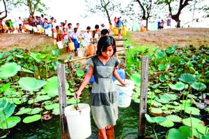 Người dân xếp hàng lấy nước tại hồ Yazarthingyan, gần Yangon, Myanmar. Ảnh: REUTERS 