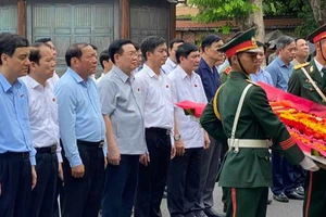Chủ tịch Quốc hội Vương Đình Huệ dâng hương, tri ân các anh hùng liệt sĩ tại Quảng Trị