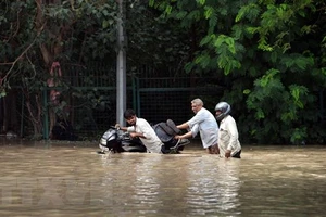 Cảnh ngập lụt tại New Delhi, Ấn Độ ngày 13-7. Ảnh: THX/TTXVN