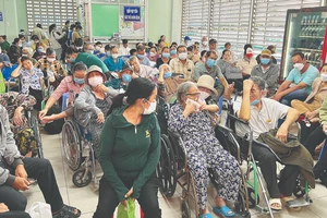 Người dân chờ khám, điều trị bệnh tại Bệnh viện Chợ Rẫy (TPHCM), sáng 24-7. Ảnh: CAO THĂNG