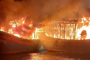 Nghệ An: Hỏa hoạn thiêu rụi 5 tàu cá