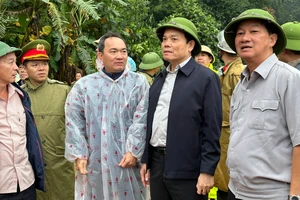 Phó Thủ tướng Chính phủ Trần Lưu Quang dẫn đầu đoàn công tác Chính phủ có mặt tại hiện trường xảy ra sự cố sạt lở trên đèo Bảo Lộc